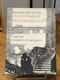 WICKI (Bernhard), RAMSEGER (Georg). | Zwei Gramm Licht.