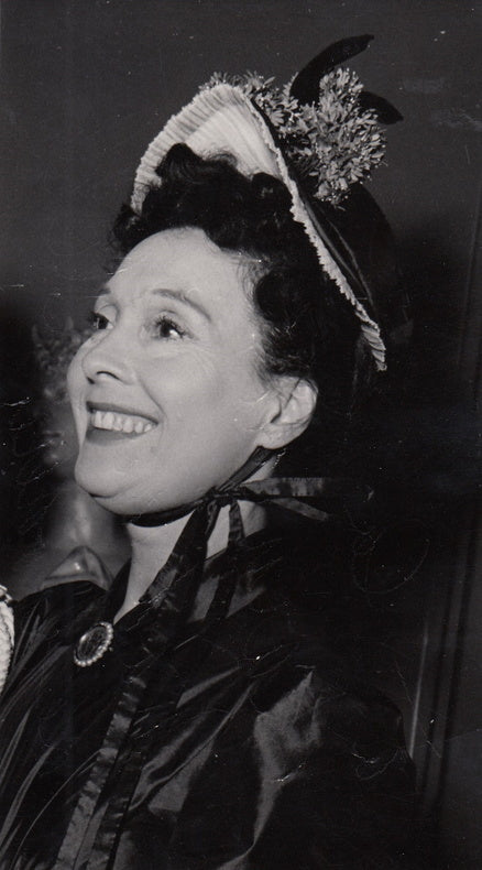 ARLETTY. | Portrait photographique dédicacé par Arletty, par George Henri.