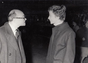 SAGAN (Françoise). | Photographie de presse de Françoise Sagan en compagnie de Pierre Lazareff