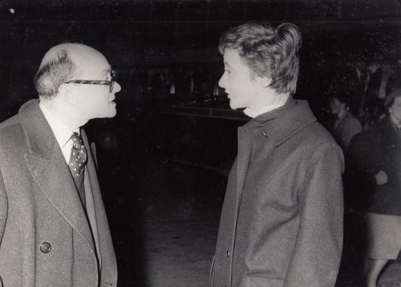 SAGAN (Françoise). | Photographie de presse de Françoise Sagan en compagnie de Pierre Lazareff