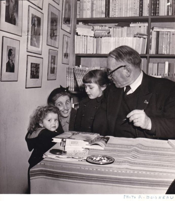 CENDRARS (Blaise) DOISNEAU (Robert). | Blaise Cendrars pendant une dédicace à la Librairie Delatte.