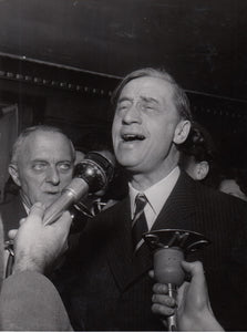 BAUER (Gérard). | Portrait photographique par Michel Brodsky.